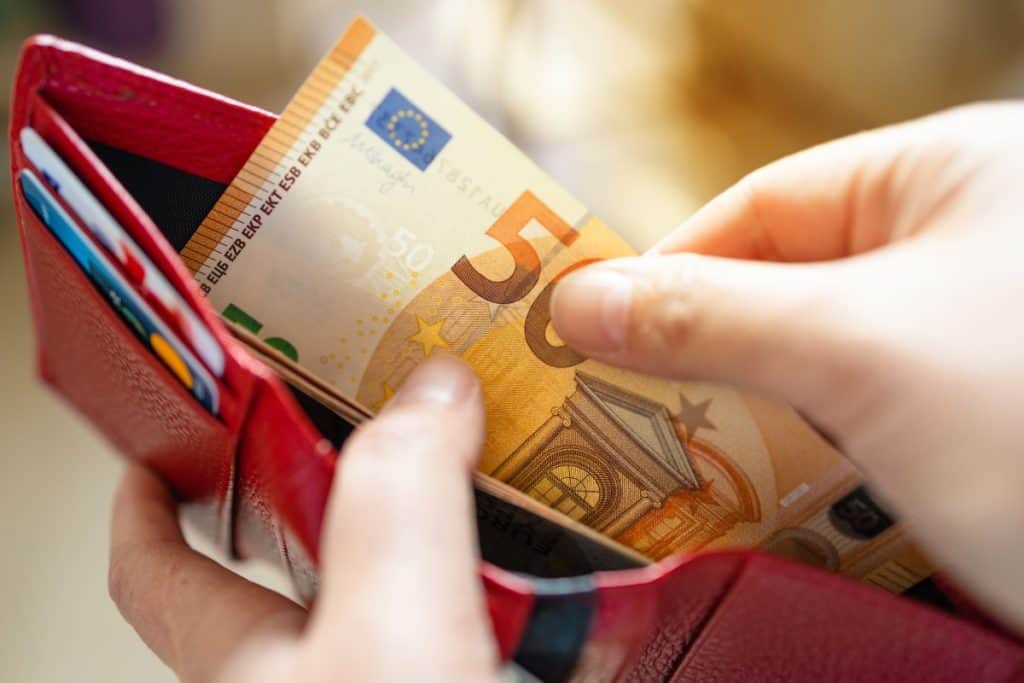 Kako financirati študij v tujini brez dolgov