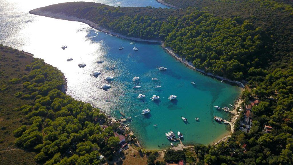 Aktivne počitnice na Hvaru: Pohodništvo, kolesarjenje in vodni športi